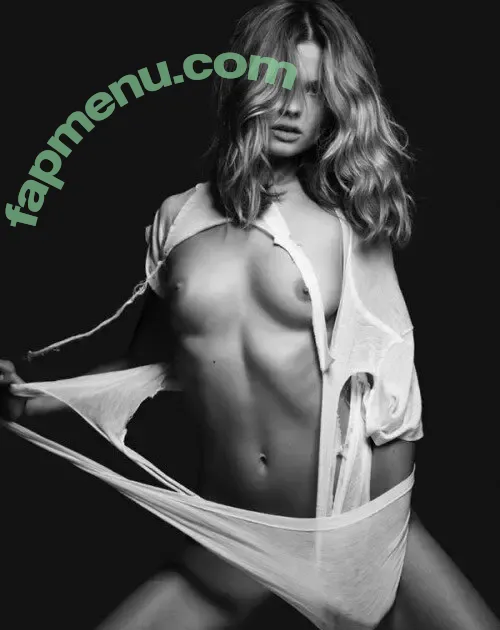 Magdalena Frackowiak nude photo #0007 (magdalenasbitches)