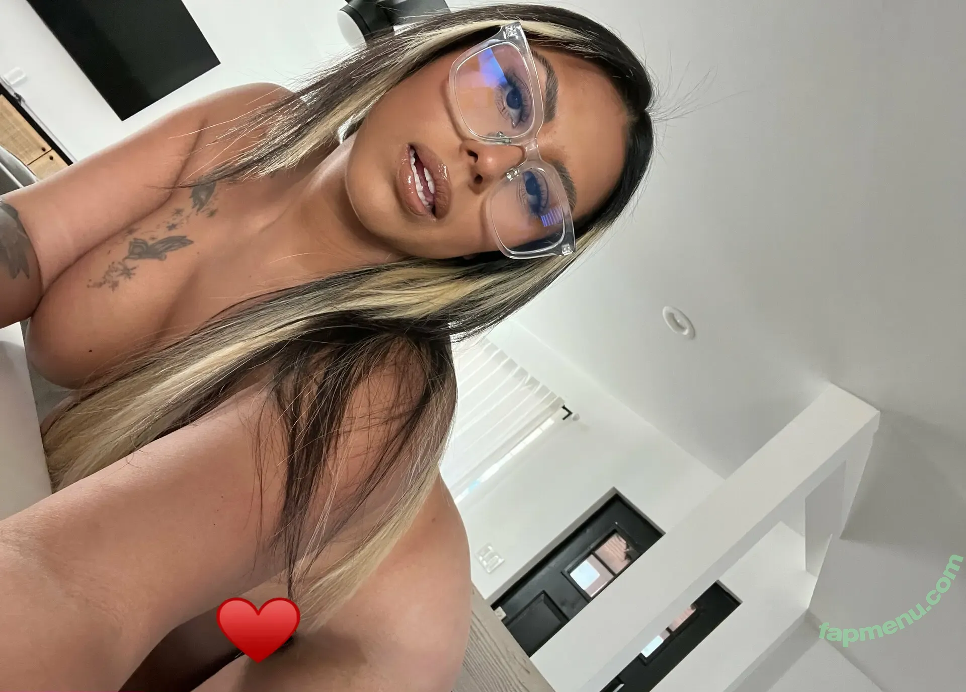 maglin_10 nude photo #0004 (maglin_10)