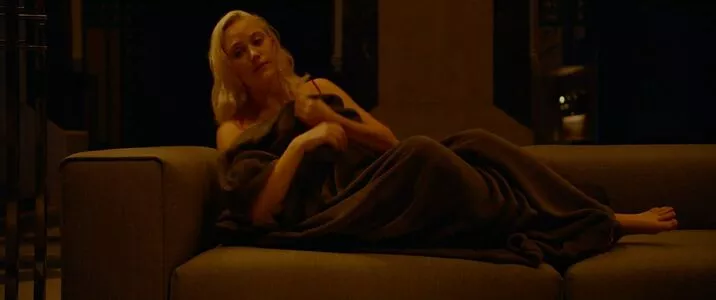 Maika Monroe / maikamonroe nude photo #0007