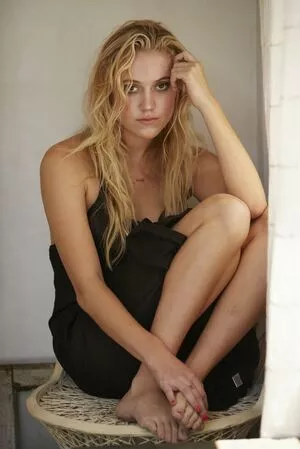 Maika Monroe / maikamonroe nude photo #0017