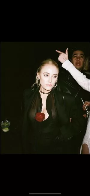 Maika Monroe / maikamonroe nude photo #0021