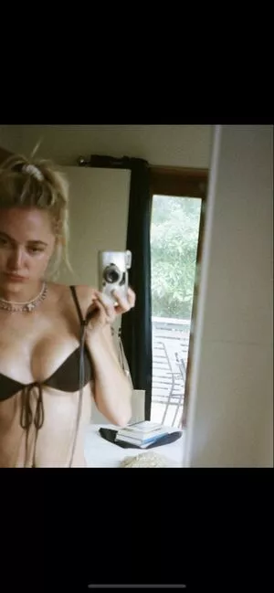 Maika Monroe / maikamonroe nude photo #0023