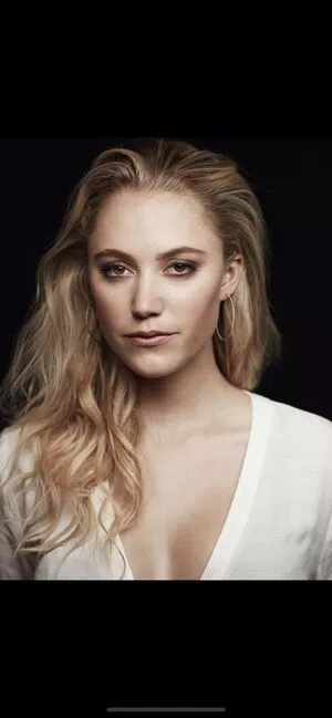Maika Monroe / maikamonroe nude photo #0030