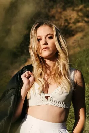 Maika Monroe / maikamonroe nude photo #0050