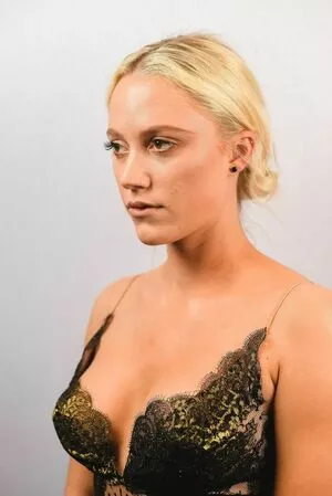 Maika Monroe / maikamonroe nude photo #0051