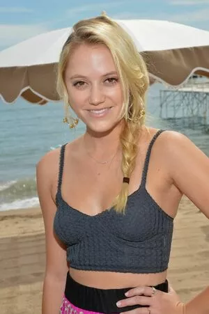 Maika Monroe / maikamonroe nude photo #0057