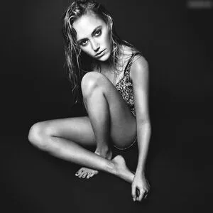 Maika Monroe / maikamonroe nude photo #0084