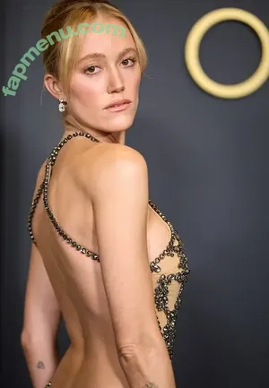 Maika Monroe / maikamonroe nude photo #0315