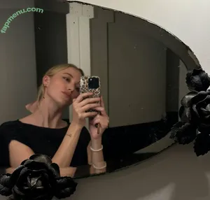Maika Monroe / maikamonroe nude photo #0325