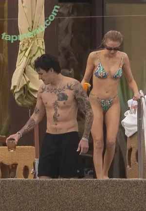 Maika Monroe / maikamonroe nude photo #0326