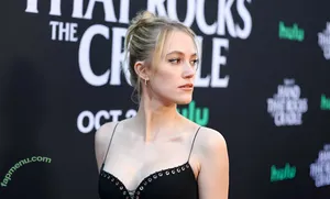 Maika Monroe / maikamonroe nude photo #0339