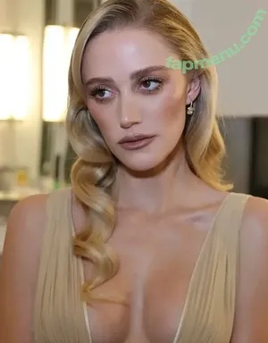 Maika Monroe / maikamonroe nude photo #0354