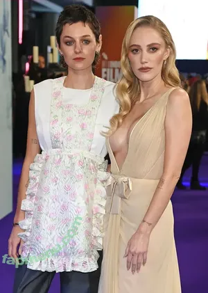 Maika Monroe / maikamonroe nude photo #0367