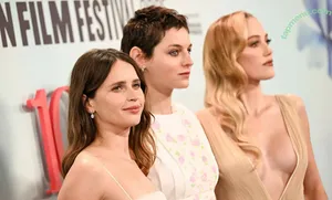 Maika Monroe / maikamonroe nude photo #0370