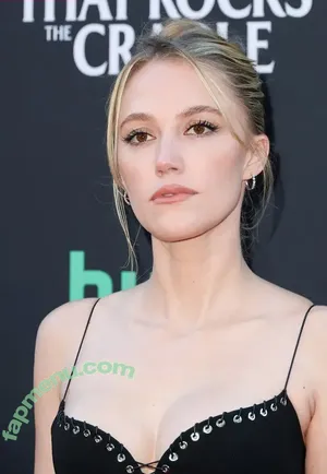 Maika Monroe / maikamonroe nude photo #0386