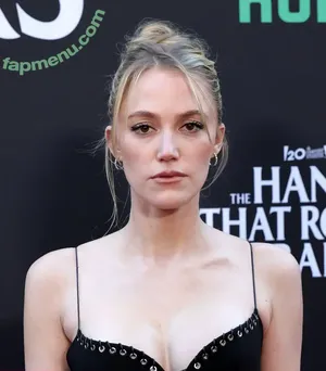 Maika Monroe / maikamonroe nude photo #0389