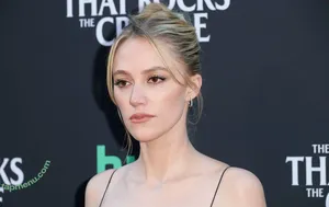 Maika Monroe / maikamonroe nude photo #0392