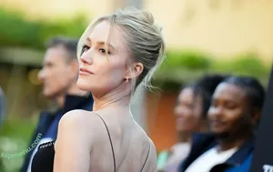 Maika Monroe / maikamonroe nude photo #0395