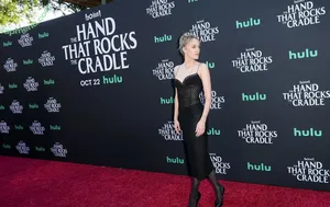 Maika Monroe / maikamonroe nude photo #0399