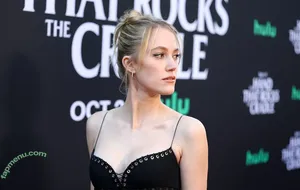 Maika Monroe / maikamonroe nude photo #0400