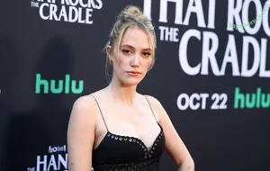 Maika Monroe / maikamonroe nude photo #0401