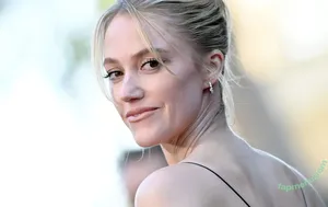 Maika Monroe / maikamonroe nude photo #0407