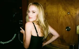 Maika Monroe / maikamonroe nude photo #0417