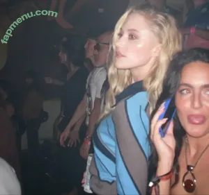 Maika Monroe / maikamonroe nude photo #0427