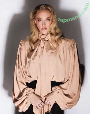 Maika Monroe / maikamonroe nude photo #0440