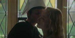 Maika Monroe / maikamonroe nude photo #0450