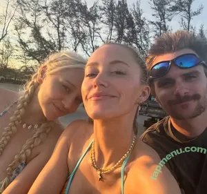 Maika Monroe / maikamonroe nude photo #0460