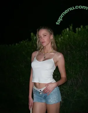 Maika Monroe / maikamonroe nude photo #0469