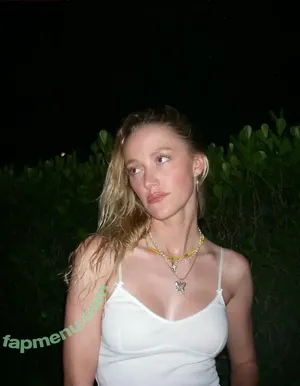 Maika Monroe / maikamonroe nude photo #0470