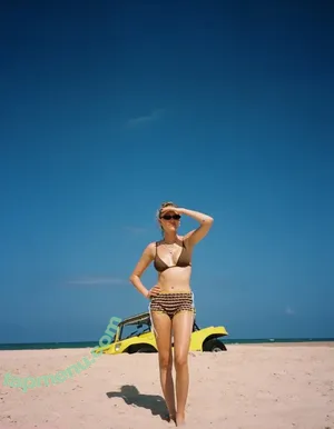 Maika Monroe / maikamonroe nude photo #0472