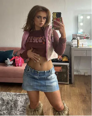 Maisie Smith / maisiesmithofficial nude photo #0223