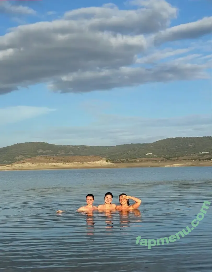 Maisie Williams nude photo #0135 (MaisieWilliamsOfficial / Maisie_Williams)