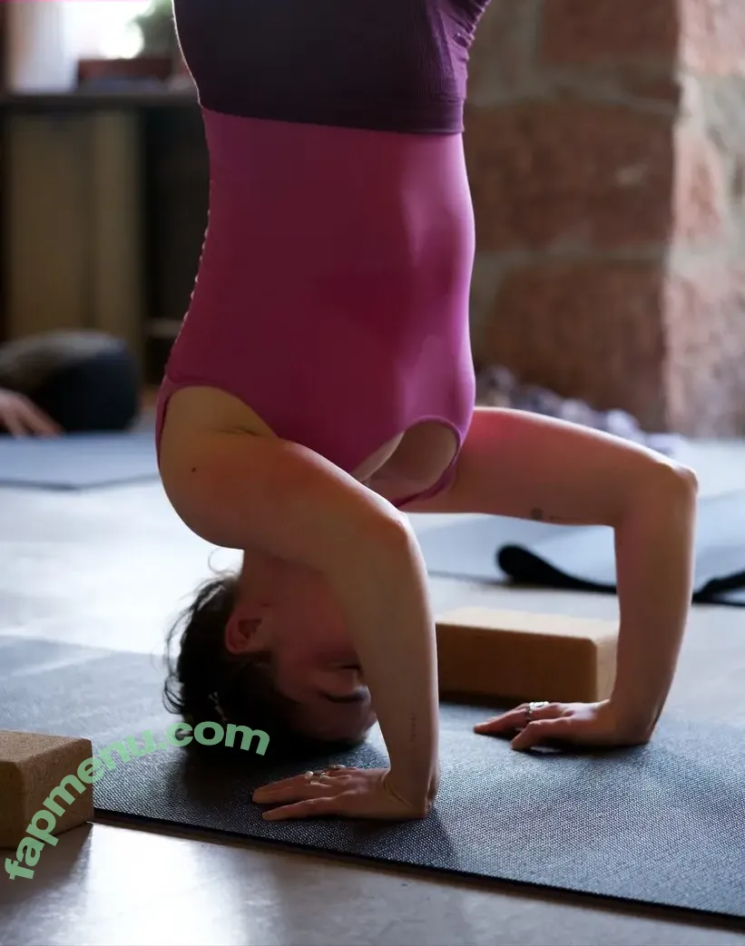 Maisie Williams nude photo #0176 (MaisieWilliamsOfficial / Maisie_Williams)