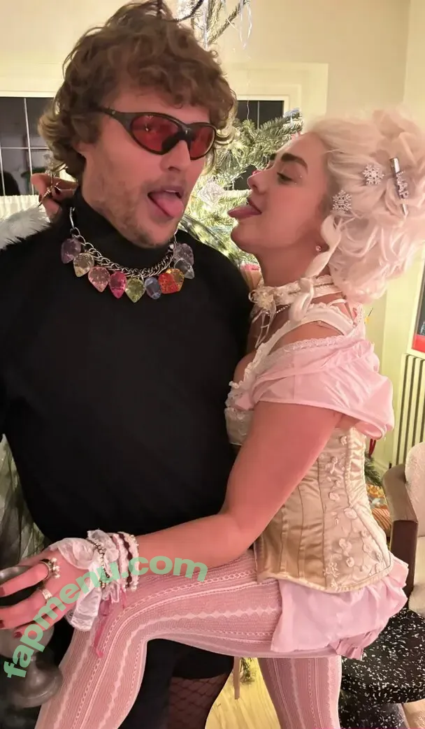 Maisie Williams nude photo #0179 (MaisieWilliamsOfficial / Maisie_Williams)