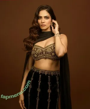 Malavika Mohanan / malavikamohanan_ nude photo #0108
