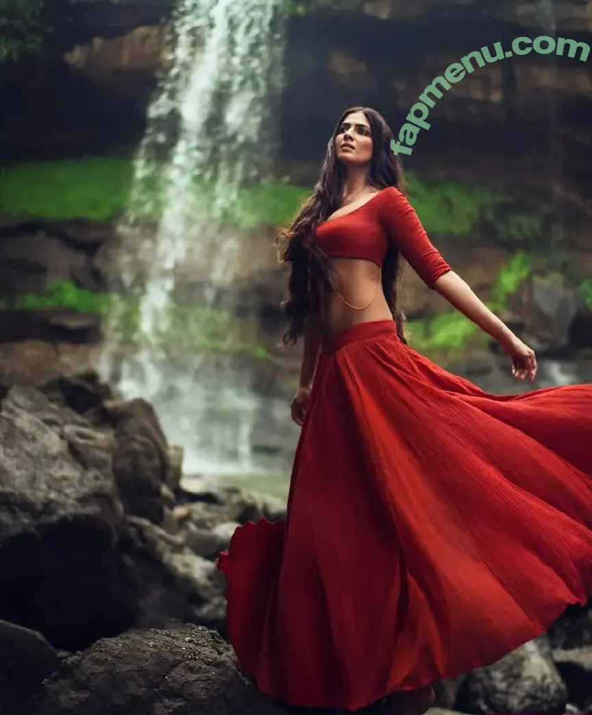 Malavika Mohanan nude photo #0050 (malavikamohanan_)