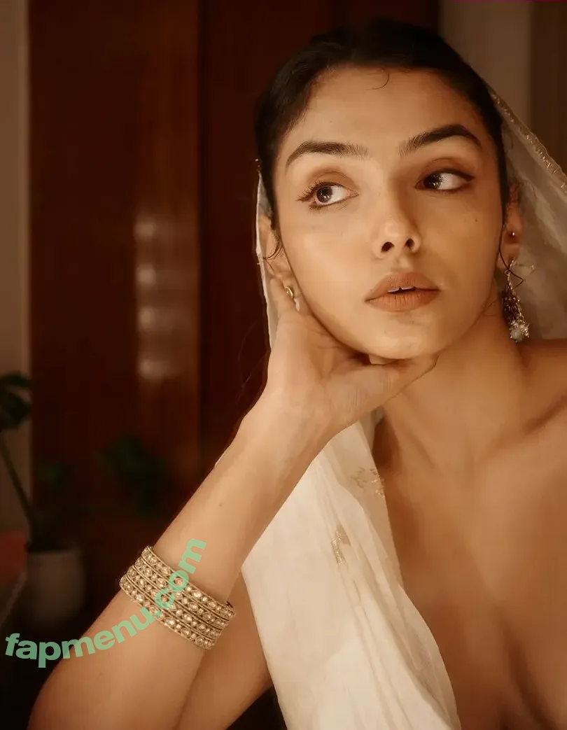 Malvika Lilla nude photo #0010 (malvika_pattenset)