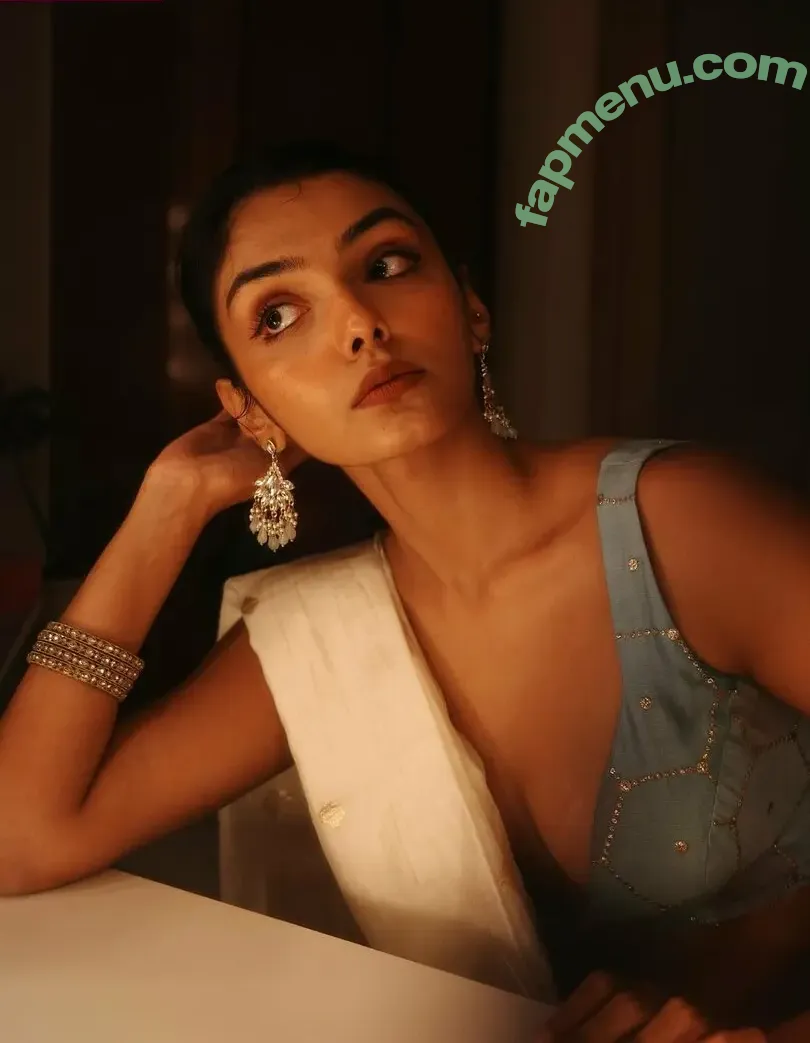 Malvika Lilla nude photo #0011 (malvika_pattenset)