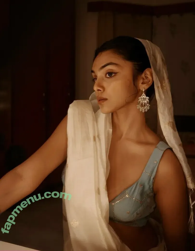 Malvika Lilla nude photo #0012 (malvika_pattenset)