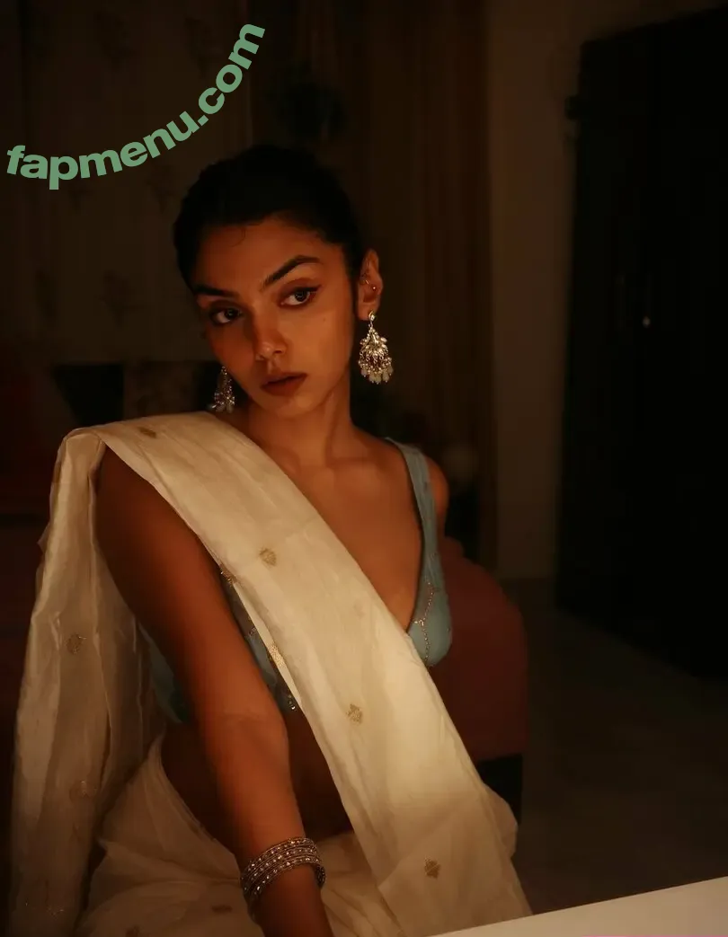 Malvika Lilla nude photo #0013 (malvika_pattenset)