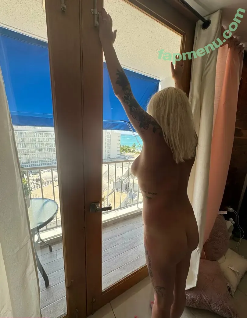 mandi.castle.free nude photo #0004 (cellulite_looks_better_tan)