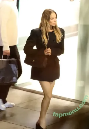 Margot Robbie / margotrobbieofficial nude photo #4097