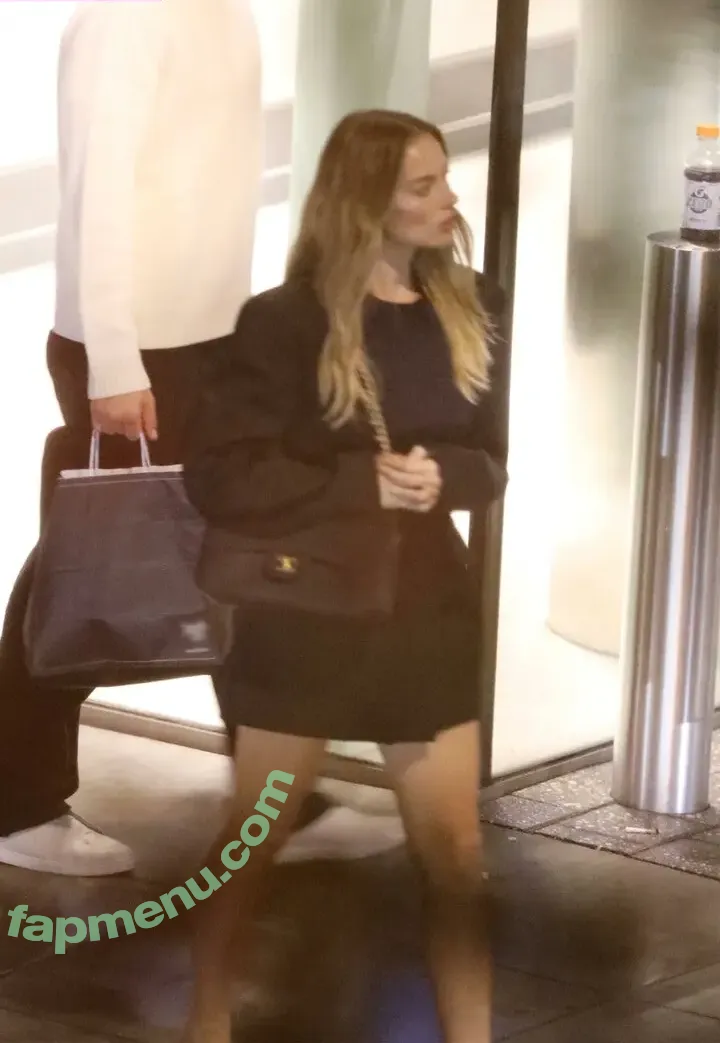 Margot Robbie nude photo #4098 (margotrobbieofficial)