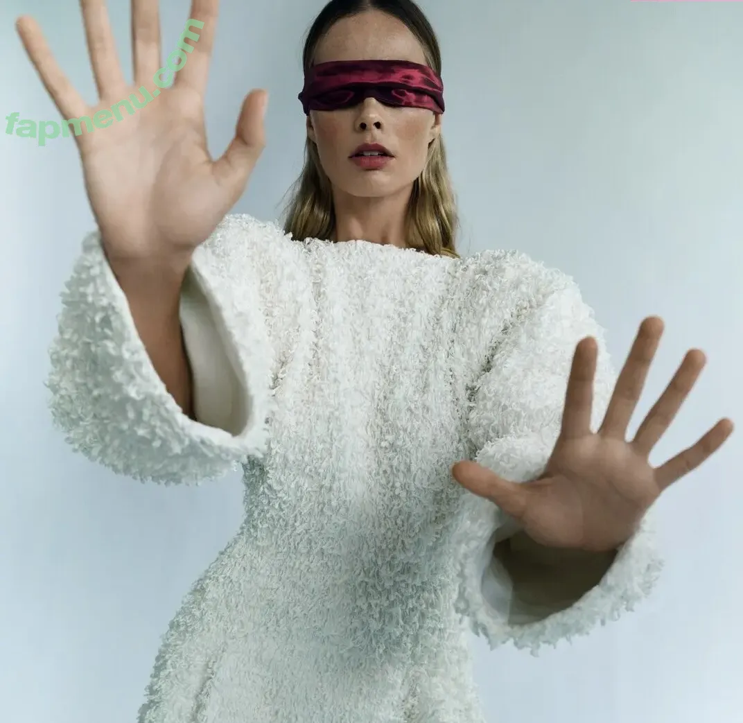 Margot Robbie nude photo #4138 (margotrobbie / margotrobbieofficial)