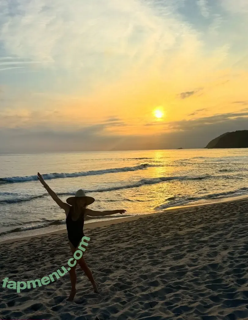 Mariana Weickert nude photo #0033 (mariweickert)