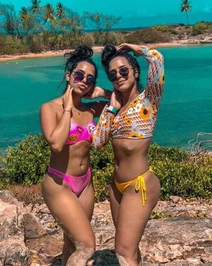 Mariely E Mirella Santos / eumarielysantos / gêmeas lacração nude photo #0014